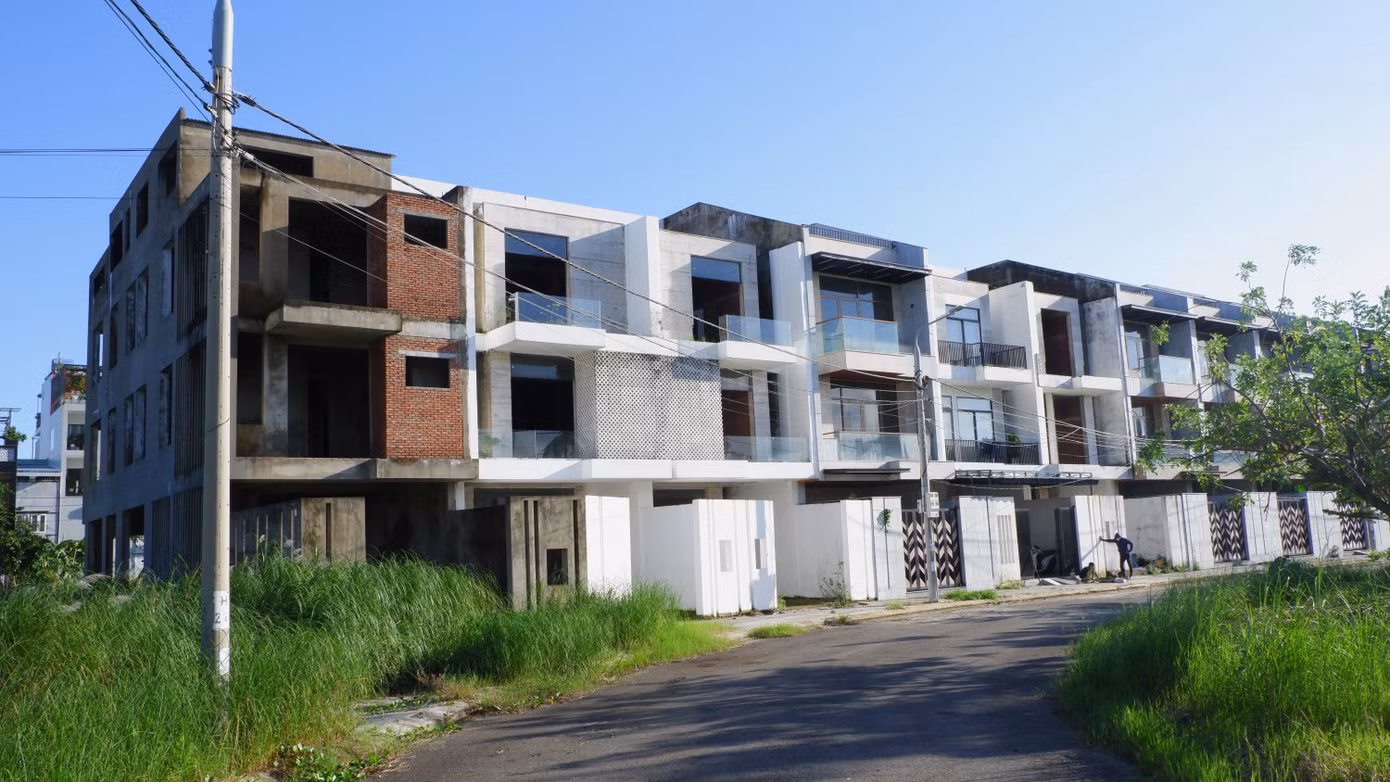 Một loạt block shophouse nằm ở chân cầu Thuận Phước thuộc phường Nại Hiên Đông, quận Sơn Trà) bỏ hoang nhiều năm nay, xung quanh cỏ mọc um tùm.