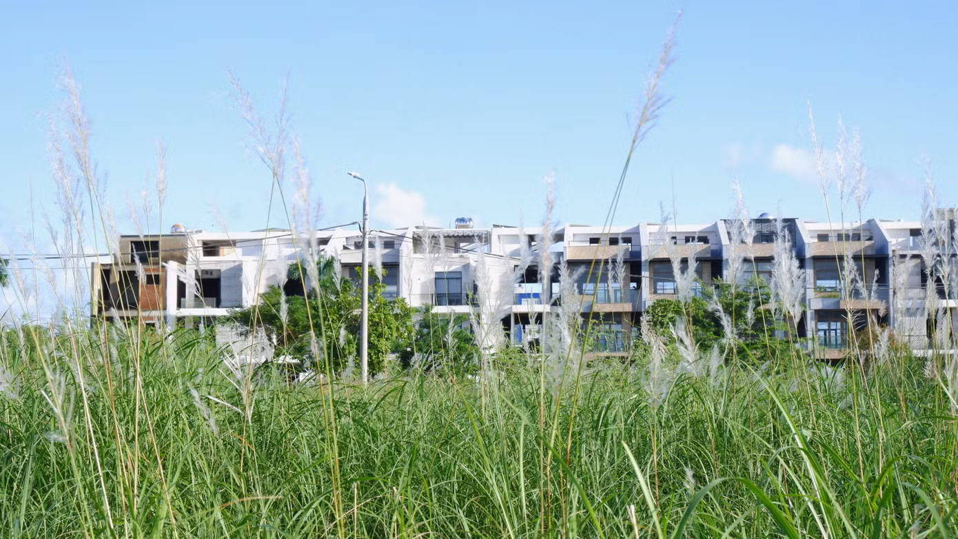 Dự án có tổng diện tích đất ở gần 49.000 m2, chia 208 lô. Trong đó đất thương mại 78 lô, đất chia lô liền kề 47 lô, đất biệt thự 83 lô, đất khách sạn và căn hộ 2 lô.