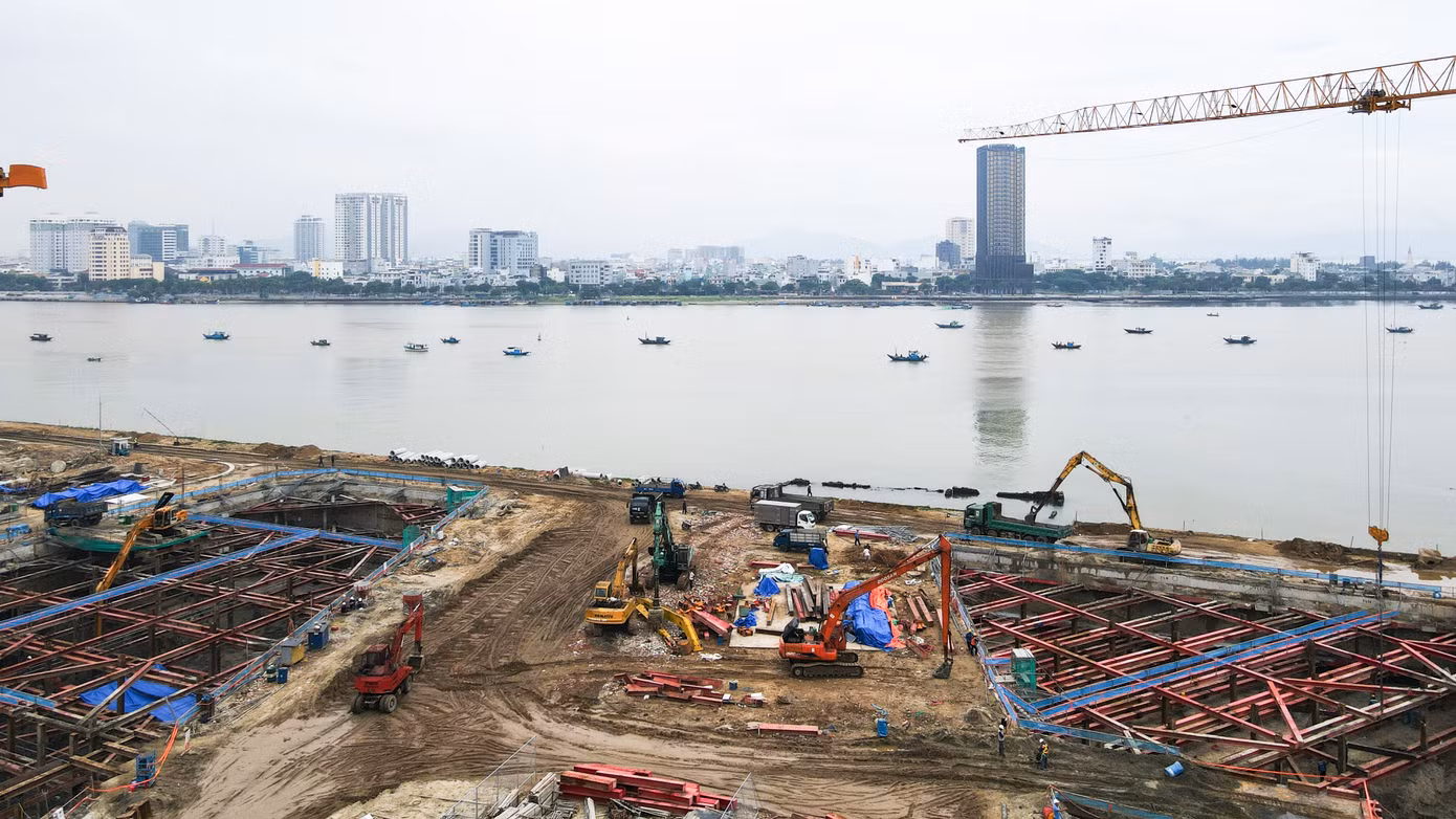 Khu vực bờ Đông sông Hàn, hiện nay dự án ven sông Hàn đã triển khai. Được biết, cơ quan chức năng TP. Đà Nẵng đã làm việc với chủ đầu tư dự án để điều chỉnh quy hoạch dự án phù hợp.
