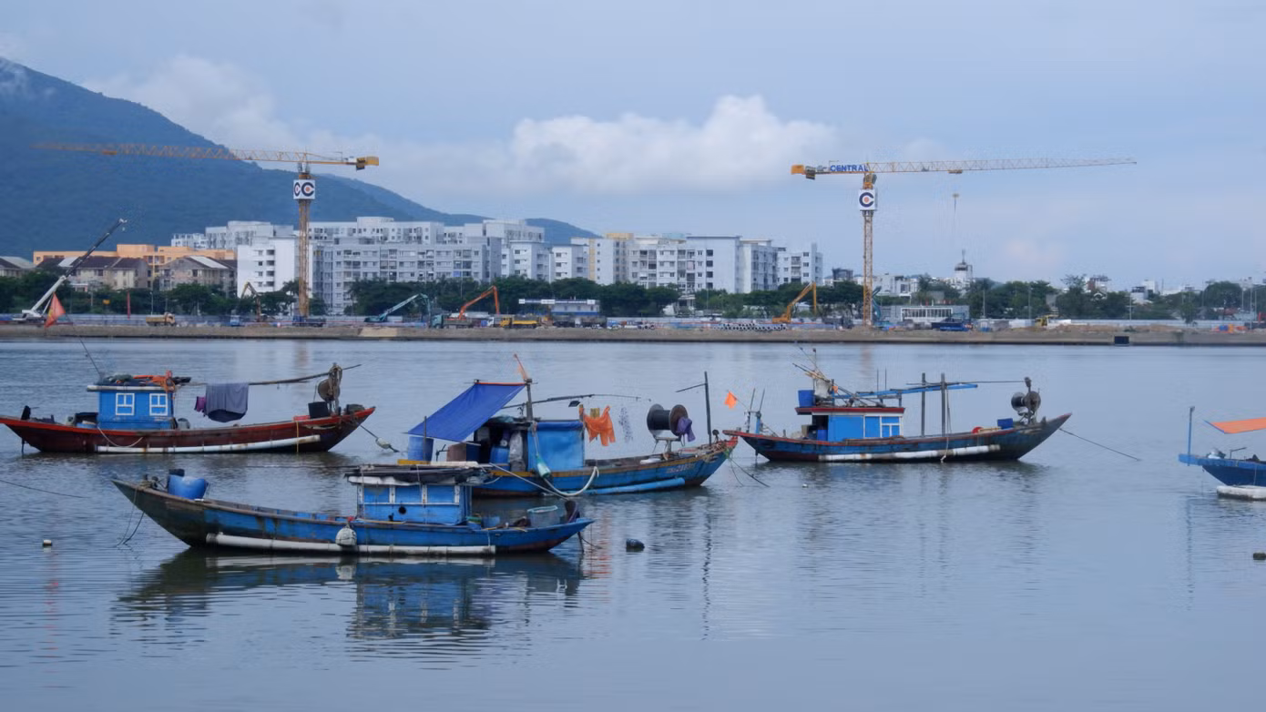 UBND TP. Đà Nẵng cho biết, đã chỉ đạo Sở GTVT đề xuất bố trí vốn năm 2024 để thực hiện công tác chuẩn bị đầu tư… Sở GTVT đã chủ động làm việc với chuyên gia trong lĩnh vực nghiên cứu các phương án cũng như rà soát, cập nhật vào các quy hoạch phân khu liên quan để đảm bảo tính thống nhất. Trên cơ sở đó, Sở này sẽ xây dựng phương án khảo sát phục vụ công tác lựa chọn đơn vị tư vấn thiết kế để lập hồ sơ báo cáo nghiên cứu tiền khả thi dự án.