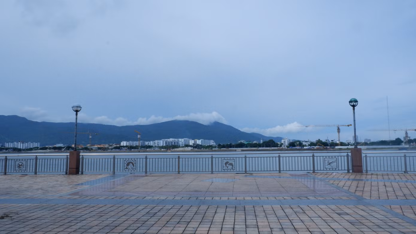 Khu vực bờ Tây sông Hàn nơi hầm sẽ đi qua. Hầm qua sông Hàn nằm trong quy hoạch thành phố Đà Nẵng thời kỳ 2021 - 2030, tầm nhìn đến năm 2050 đã được Thủ tướng Chính phủ phê duyệt, với phân kỳ đầu tư giai đoạn 2031 - 2045.