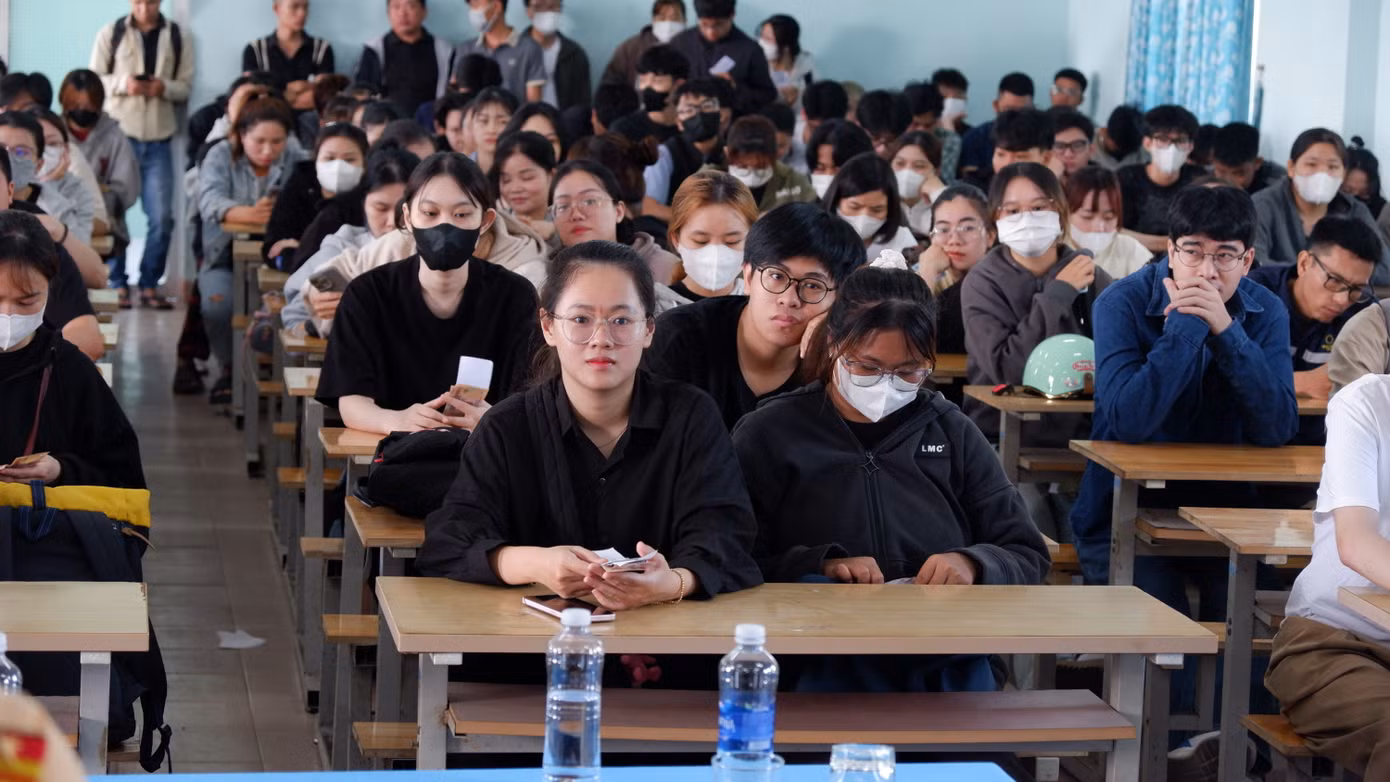 Các thí sinh tham dự lễ khai mạc kỳ thi sát hạch lần thứ nhất do Công an TP. Đà Nẵng tổ chức. Có 137 thí sinh là học viên mô tô của Trung tâm Giáo dục nghề nghiệp đào tạo lái xe ô tô - mô tô Đà Nẵng (STC) và 75 thí sinh sát hạch do giấy phép lái xe quá thời hạn sử dụng.