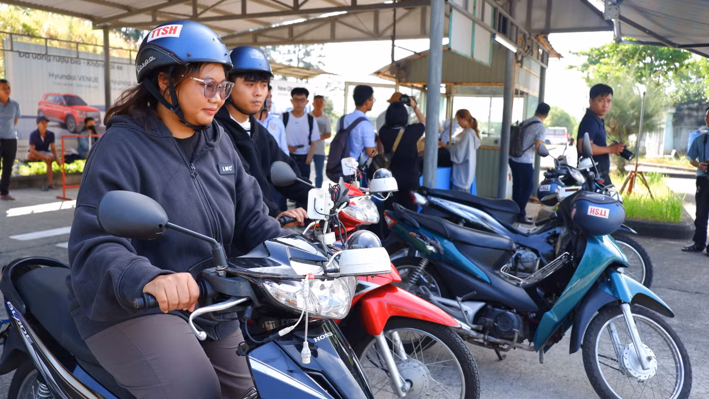 Người dân bắt đầu thi sát hạch cấp bằng lái mô tô.