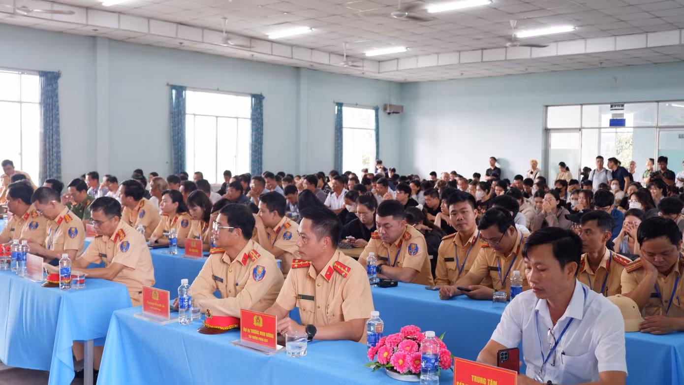 Đại tá Trần Phòng - Phó Giám đốc Công an TP. Đà Nẵng - cho biết, sau 6 tỉnh, thành phố trực thuộc Trung ương (gồm Bắc Giang, Vĩnh Phúc, Phú Thọ, Tiền Giang, Hậu Giang, Cần Thơ), Đà Nẵng là địa phương thứ 7 trong cả nước tổ chức Kỳ sát hạch để cấp Giấy phép lái xe theo chức năng, nhiệm vụ mới của lực lượng Công an nhân dân. "Đây là nỗ lực lớn của lực lượng Công an thành phố trong tiếp nhận và tổ chức thực hiện nhiệm vụ mới, dưới sự chỉ đạo sâu sát của Bộ Công an, UBND TP và các đơn vị liên quan,” ông Phòng nhấn mạnh.
