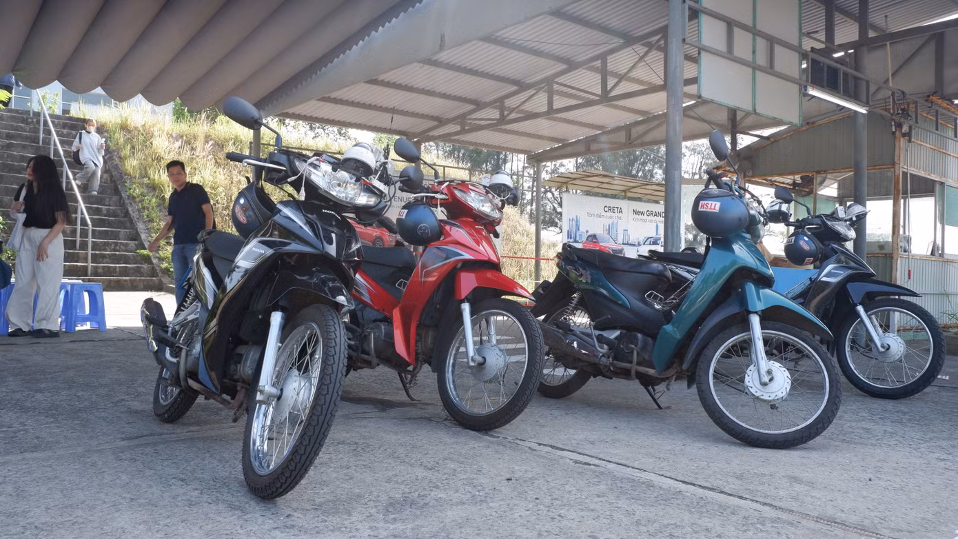 Có 4 xe máy phục vụ các thí sinh thi sát hạch bằng lái xe mô tô. Trên các xe đều có gắn thiết bị định vị, cảm biến và camera giám sát để chấm điểm một cách chính xác nhất.