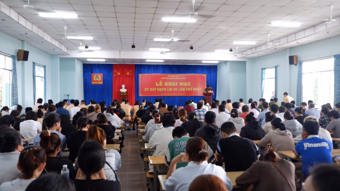 Ngày 6/5, Công an TP. Đà Nẵng tổ chức khai mạc kỳ sát hạch lái xe lần thứ I. Đây là kỳ sát hạch được tổ chức để cấp Giấy phép lái xe theo chức năng, nhiệm vụ mới của lực lượng Công an thành phố sau khi nhận chuyển giao từ Sở Giao thông vận tải (cũ).