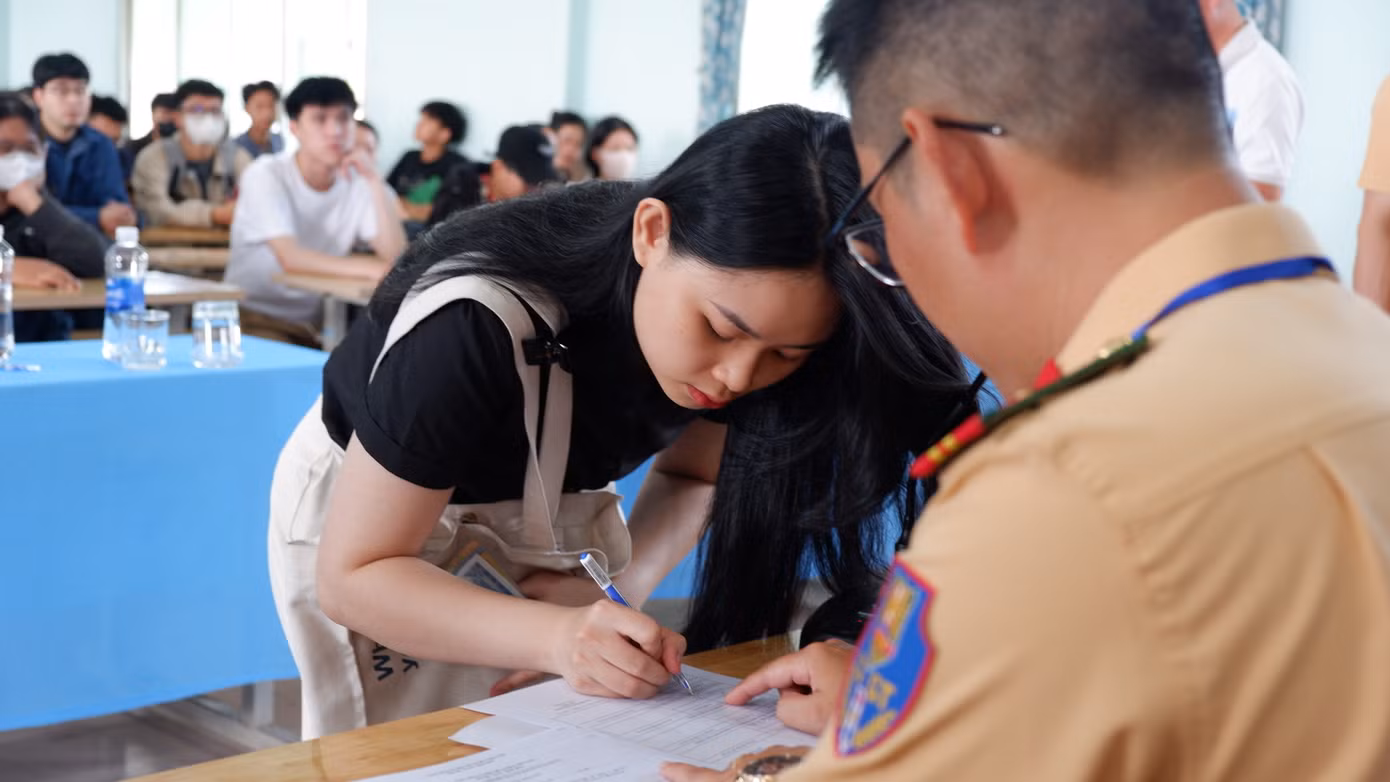 Thay mặt lãnh đạo Công an TP. Đà Nẵng, Đại tá Trần Phòng cũng gửi lời xin lỗi đến người dân và những thí sinh tham gia kỳ sát hạch hôm nay vì sự chậm trễ trong tổ chức kỳ sát hạch lái xe. Đồng thời, mong muốn nhận được sự thông cảm, chia sẻ do Công an TP phải tập trung báo cáo Bộ Công an cùng cơ quan chức năng để tháo gỡ, giải quyết nhiều vấn đề theo quy định của pháp luật để chuyển giao nhiệm vụ để phòng ngừa thất thoát, lãng phí.
