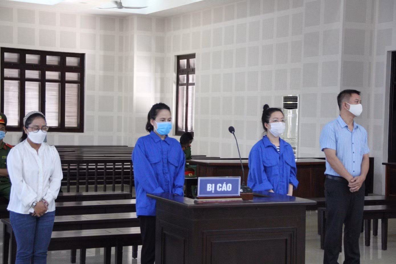Bốn bị cáo tại phiên toà.