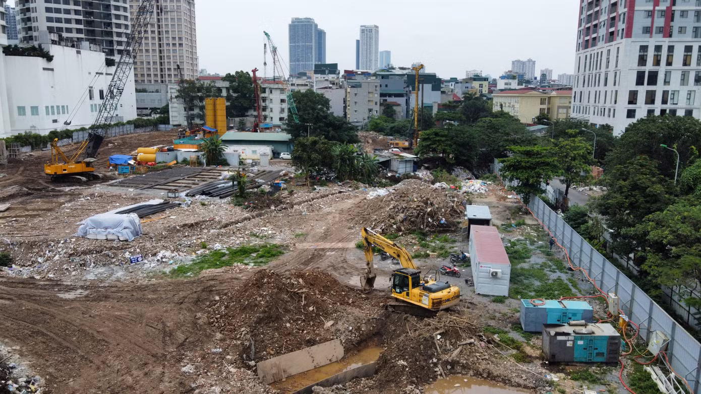Khu đất dự án từng là chợ tạm nông sản Dịch Vọng Hậu, đã giải phóng mặt bằng từ 2019, song nhiều năm sau đó không triển khai do liên quan đến vấn đề giao đất và điều chỉnh chủ trương đầu tư.