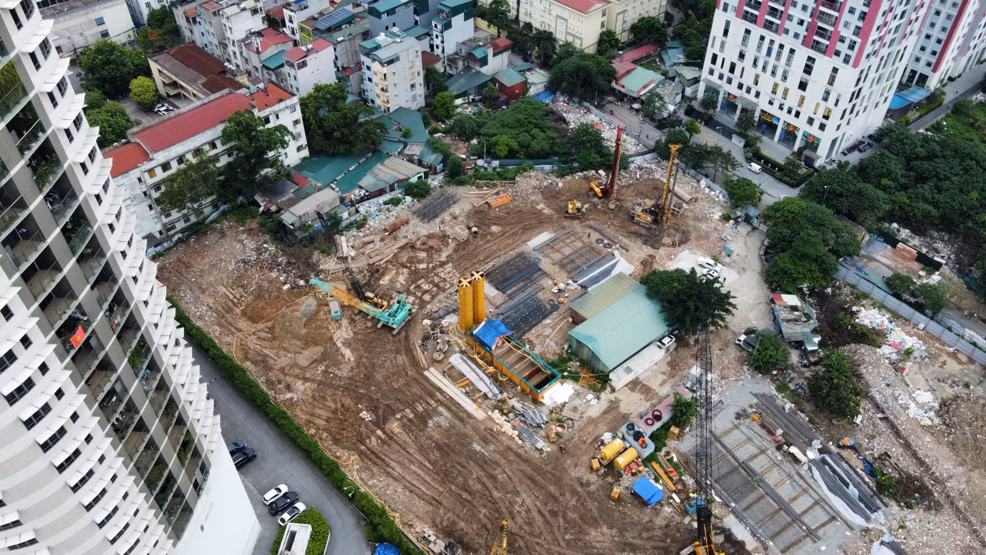 Theo giới thiệu của chủ đầu tư, Constrexim Complex là tổ hợp căn hộ chung cư cao cấp, căn hộ dịch vụ và trung tâm thương mại gồm 5 khối công trình cao từ 38 - 45 tầng và 3 tầng hầm.