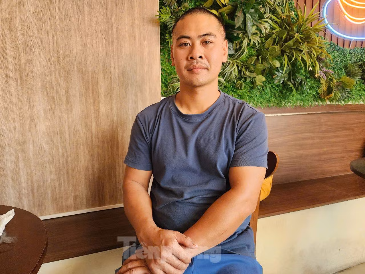 Phạm Văn Hiếu trò chuyện với phóng viên.