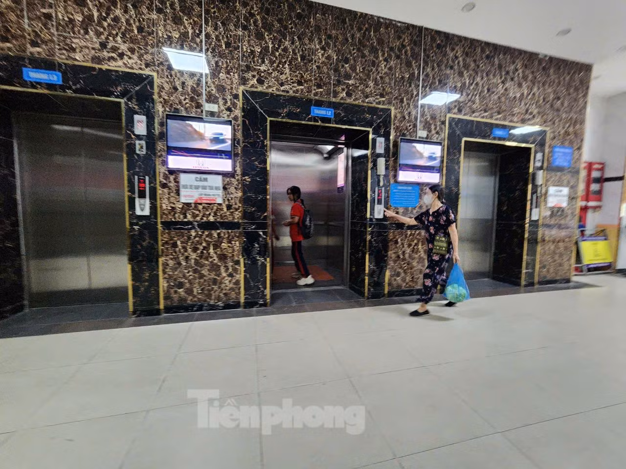 Từ các sự cố liên quan đến thang máy vừa qua, ông Đức cho rằng, khi thuê đơn vị quản lý vận hành cư dân cần yêu cầu kỹ thuật viên phải có chứng chỉ đào tạo về thang máy. Hơn nữa, thang máy phải được bảo trì thường xuyên, khi linh kiện đã cũ, có dấu hiệu hỏng hóc thì phải sửa chữa, thay mới ngay để đảm bảo an toàn.
