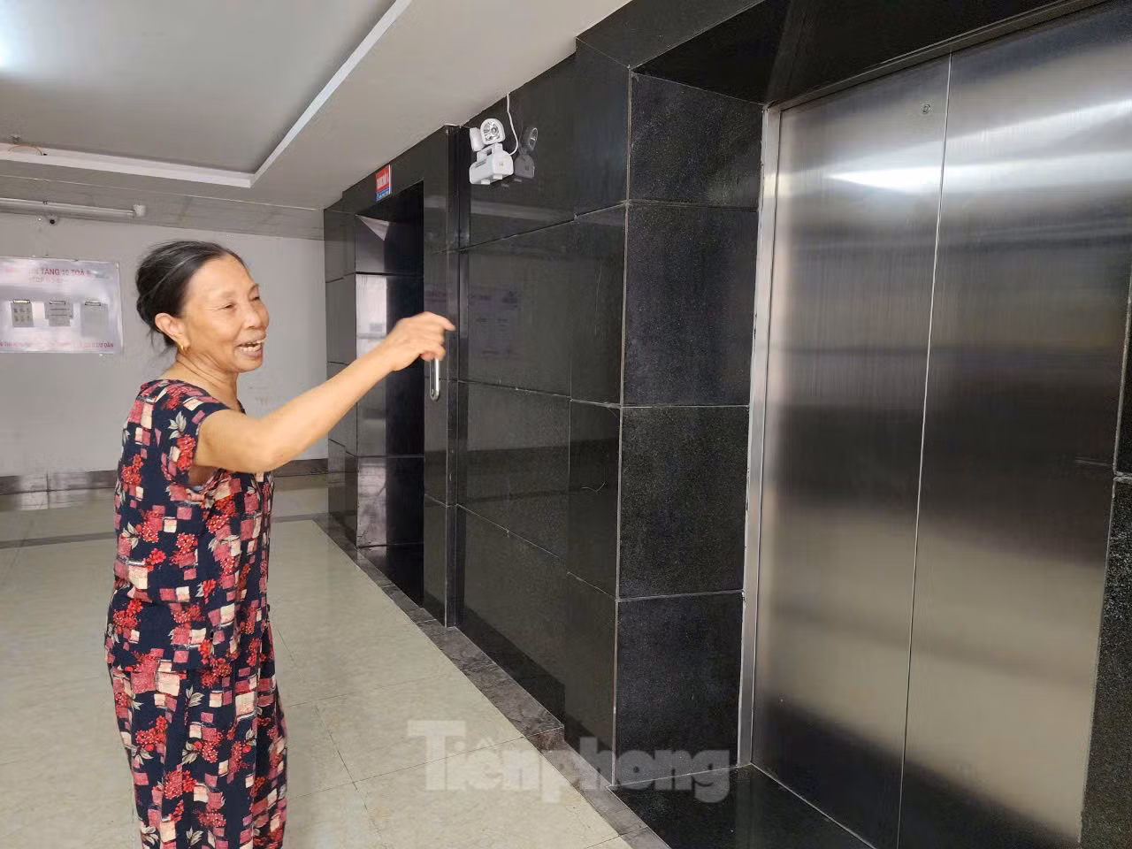 Khi biết chúng tôi có ý định tìm mua căn hộ tại đây, bà Nguyễn Thị Tuyết (73 tuổi, một cư dân tòa nhà) gạt đi. “Chú xem tìm chung cư nào mà mua, chứ ở đây mỗi lần đi thang máy, tôi hãi lắm. Tôi đã 3 lần bị nhốt trong thang máy, trong đó 2 lần đi thang số 2 và 1 lần đi thang hàng”, bà Tuyết chia sẻ.