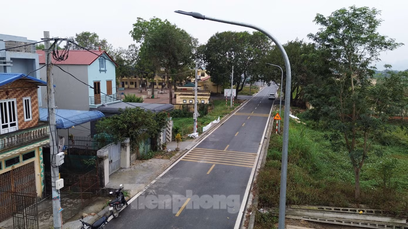 Hiện tại, hệ thống điện chiếu sáng chưa hoạt động nên buổi tối khu vực này rất nguy hiểm. Người dân địa phương cho biết thêm, tại khu vực ngã ba này có 2 nhà dân trong đó một căn chưa có người ở, căn còn lại thì lùi sâu. Do đó, buổi tối khu vực này tầm nhìn rất hạn chế.