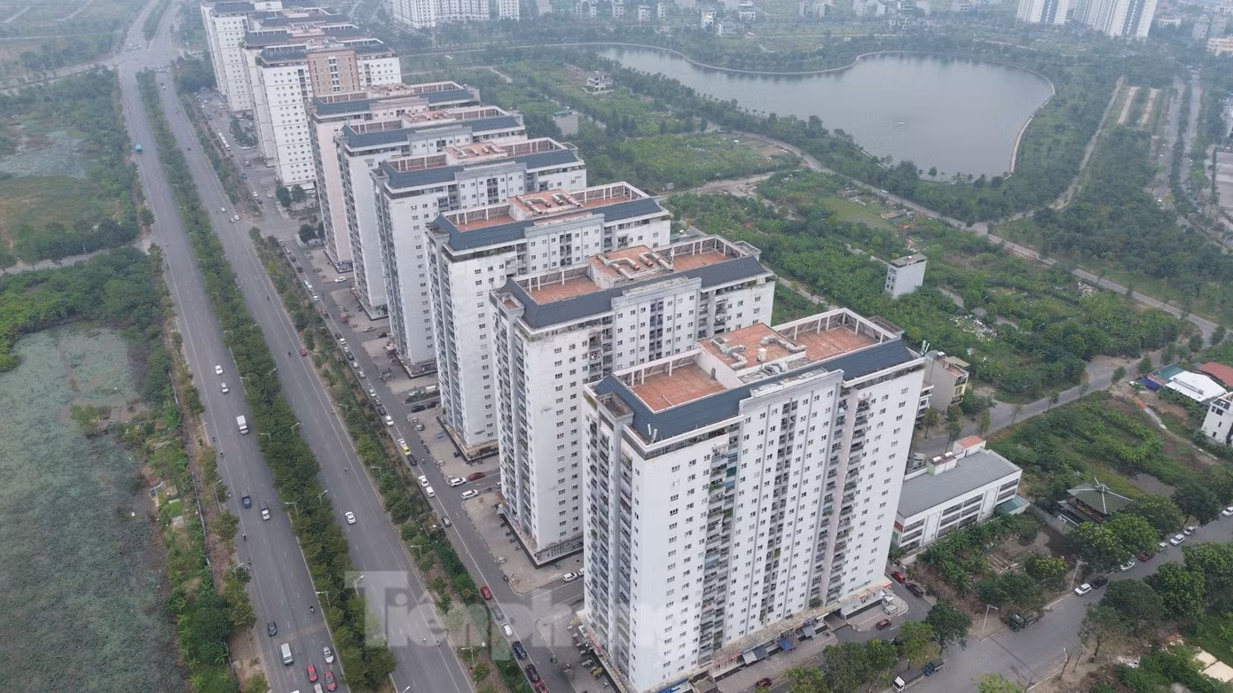 Nhiều cư dân tòa nhà HH03E cho biết, thời gian gần đây, đặc biệt sau bão số 3 thang máy tại tòa nhà thường xuyên bị hỏng. "Gia đình tôi đã tính bán căn hộ rồi mua ở nơi khác. Tuy nhiên, qua tham khảo, tôi thấy nếu bán căn hộ tại đây chỉ được chừng 2 tỷ đồng, trong khi nếu mua căn hộ chừng 60m2 ở nơi khác, cũng phải tầm 3,5 tỷ đồng. Do không có tiền bù thêm, đến nay gia đình tôi chấp nhận ở lại đây", chị Thảo, một cư dân chia sẻ.