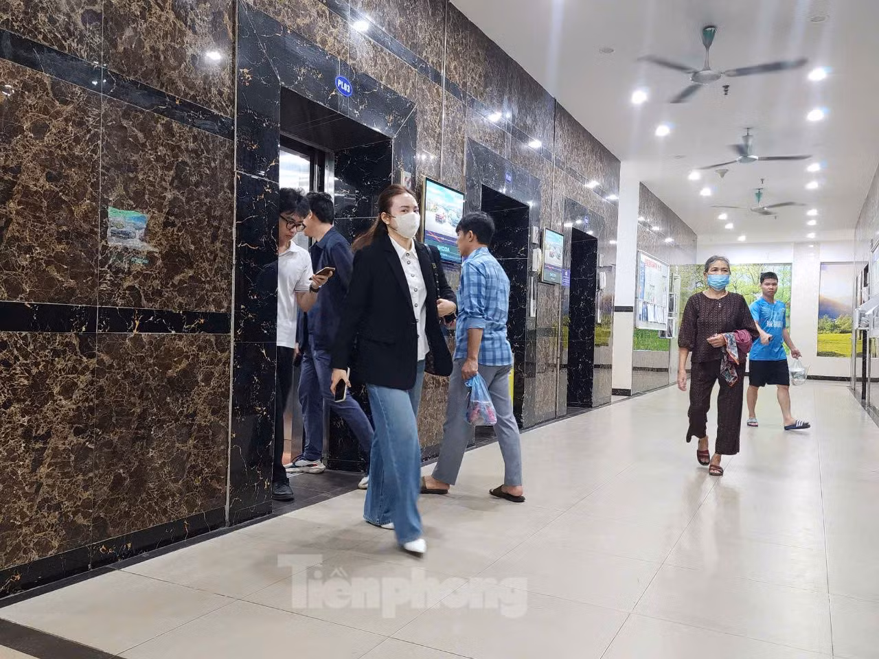 "Trong giai đoạn sử dụng, thang máy bị hỏng hóc, lỗi kỹ thuật thường là do 2 yếu tố. Thứ nhất, các Ban quản lý tòa nhà chưa có người được đào tạo, cấp chứng chỉ về vận hành thang máy. Thứ hai, kỹ thuật viên không đủ trình độ. Mới đây, có trường hợp cửa thang máy mở mà ca bin vẫn chạy rõ ràng là lỗi của kỹ thuật viên. Từ quản lý tòa nhà, kỹ thuật viên không đủ năng lực, không có chứng chỉ vẫn vận hành thang máy dẫn đến các lỗi như mòn cáp, hỏng cảm biến, quá tải, nhiễu thang... dẫn đến thang dễ bị trôi như vừa qua", ông Đức nói.