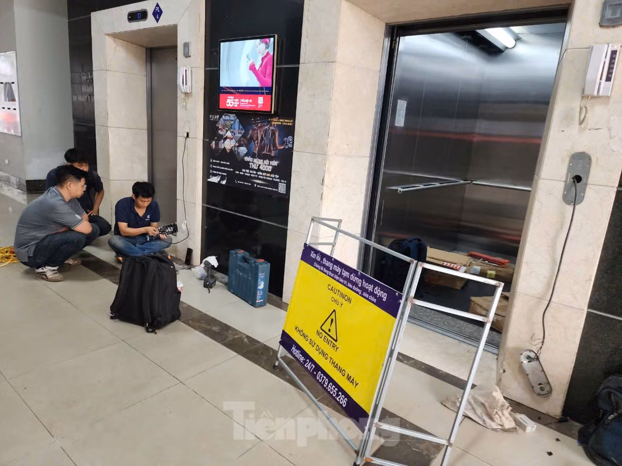 Không chỉ tại Khu đô thị Thanh Hà, tại khu chung cư HH Linh Đàm (phường Hoàng Liệt, quận Hoàng Mai, Hà Nội), cư dân cũng sống trong nơm nớp lo sợ khi thang máy hay bị kẹt. Điều này đã ảnh hưởng không nhỏ đến cuộc sống của cư dân. Ảnh: Thang máy tại tòa nhà HH03F, Khu đô thị Thanh Hà bị hỏng.
