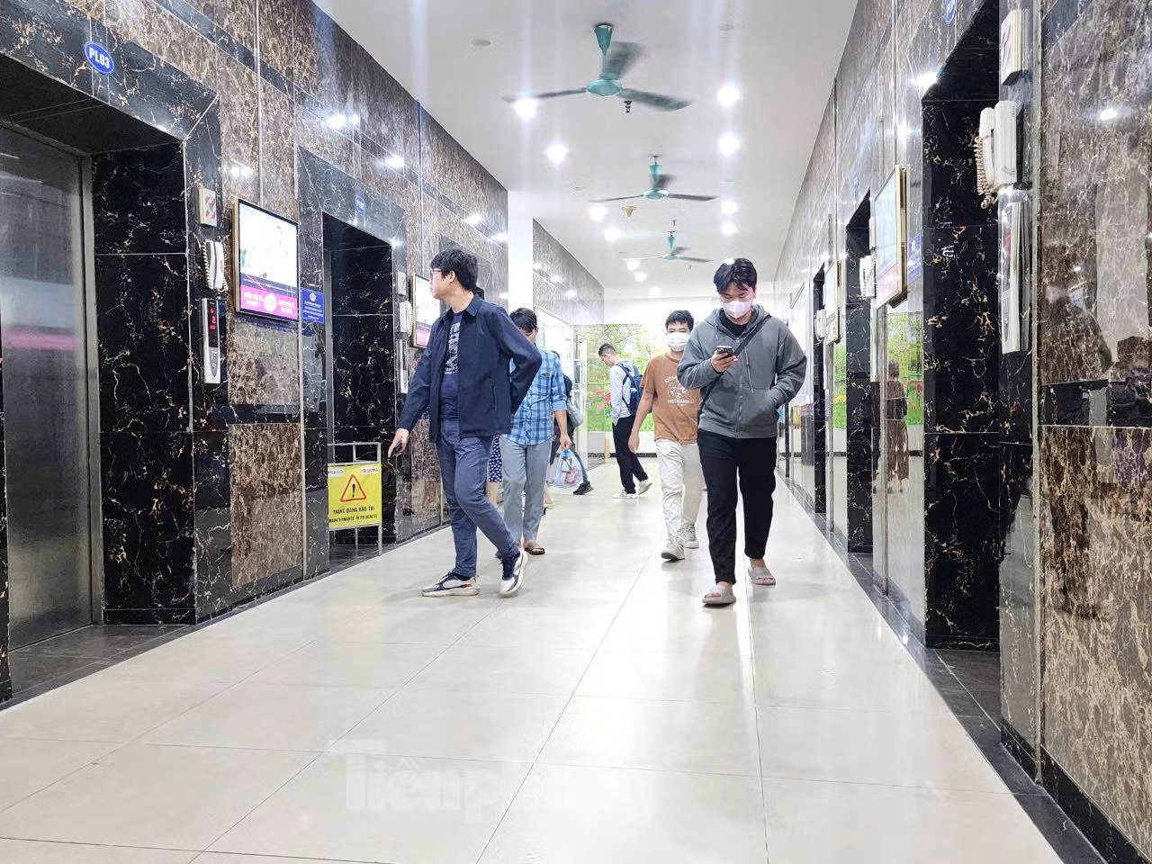 Tại các tòa nhà thuộc Khu đô thị Kim Văn - Kim Lũ (phường Đại Kim, quận Hoàng Mai) cũng không ít lần xảy ra sự cố thang máy khiến người dân bất an.