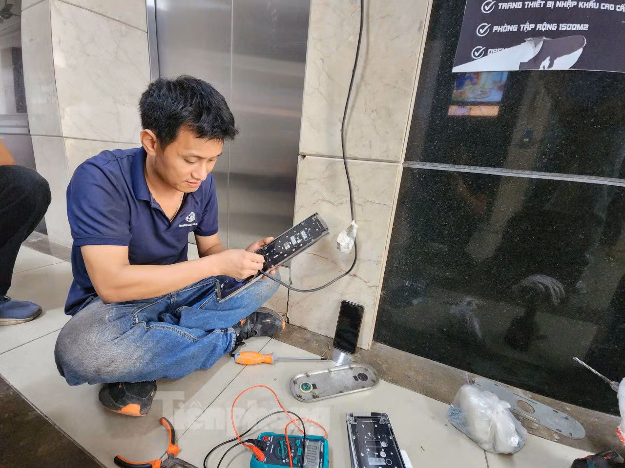 Ông Nguyễn Hải Đức, Chủ tịch Hiệp hội Thang máy Việt Nam cho biết, có nhiều nguyên nhân dẫn đến sự cố thang máy. Thang máy có thể nhập khẩu nguyên chiếc, nhưng bản chất là các bộ phận rời, đến công trường mới được lắp đặt hoàn thiện. Khi đó, kỹ thuật viên, con người lắp đặt không đúng tiêu chuẩn, như điểm hở, điểm nối của ray, ốc vít… sẽ khiến thang máy rung lắc. Quá trình chạy sẽ khiến thiết bị bào mòn, hỏng hóc nhanh. Hoặc có thể do mua sắm thiết bị không đảm bảo chất lượng, tiêu chuẩn. Ảnh: Kỹ thuật viên đang sửa chữa thang máy tại tòa nhà HH03F, Khu đô thị Thanh Hà.