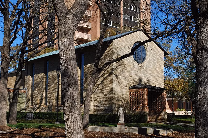 Đại học nữ giới Texas có một khuôn viên trường rất đẹp và thơ mộng