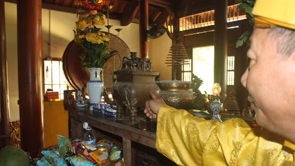 Cổ vật bị đánh cắp tự quay lại đền thiêng ảnh 1