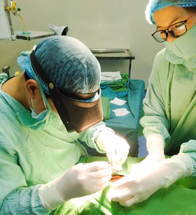 Hy hữu đầu bút chì nằm trong hốc mắt bé trai suốt 5 năm ảnh 1