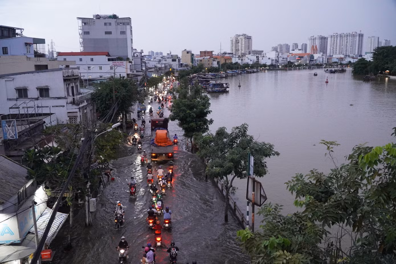 Triều cường dâng cao, ngập ngập nhiều tuyến đường trong những ngày Tết khiến hoạt động du xuân và đời sống sinh hoạt của người dân TPHCM bị đảo lộn