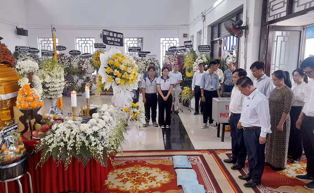 Sáng 20/8, ông Trần Việt Trường - Chủ tịch UBND TP. Cần Thơ dẫn đầu đoàn của UBND TP. Cần Thơ vào viếng, tiễn đưa GS. Võ Tòng Xuân. Ảnh: Cảnh Kỳ