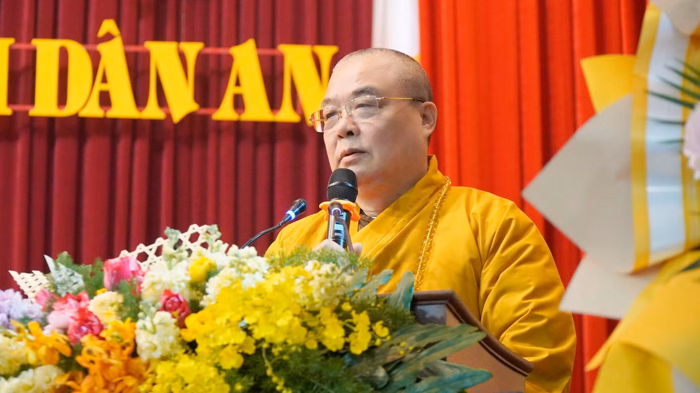 Trưởng lão Hòa thượng Thích Thanh Nhiễu động viên hơn 800 tăng ni sinh tập trung tu học.