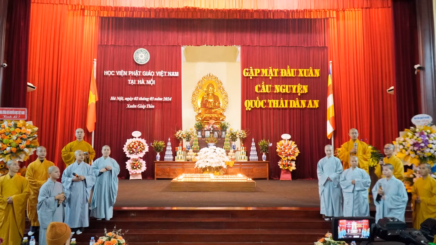 Học viện Phật giáo Việt Nam tại Hà Nội có khoảng 800 tăng ni sinh tu học.