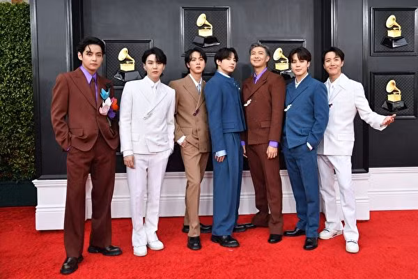 Nhóm nhạc nam nổi tiếng Hàn Quốc BTS tham dự thảm đỏ Lễ trao giải Grammy lần thứ 64.