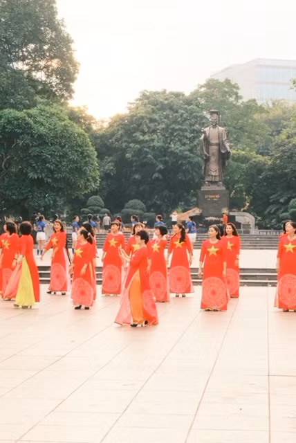 Không chỉ giới trẻ mà cả những người lớn tuổi cũng diện áo cờ đỏ sao vàng thể hiện niềm tự hào dân tộc và hòa vào không khí chung của Ngày Quốc khánh 2/9.