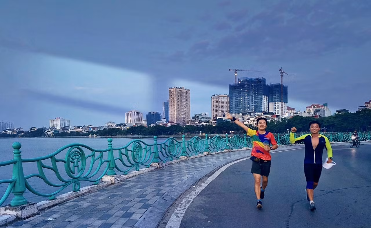 Từ tờ mờ sáng, khoảng 3h - 4h, các thanh niên đã 'hò' nhau cùng chinh phục Hồ Tây để hoàn thành quãng đường route 29km mừng ngày Lễ Quốc khánh 2/9.