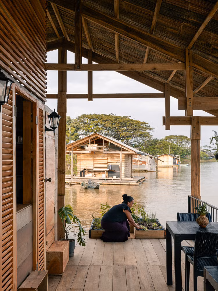 Gia chủ còn có thể tạo một bè trồng rau nổi trên sông để cung cấp nguồn rau sạch cho gia đình.