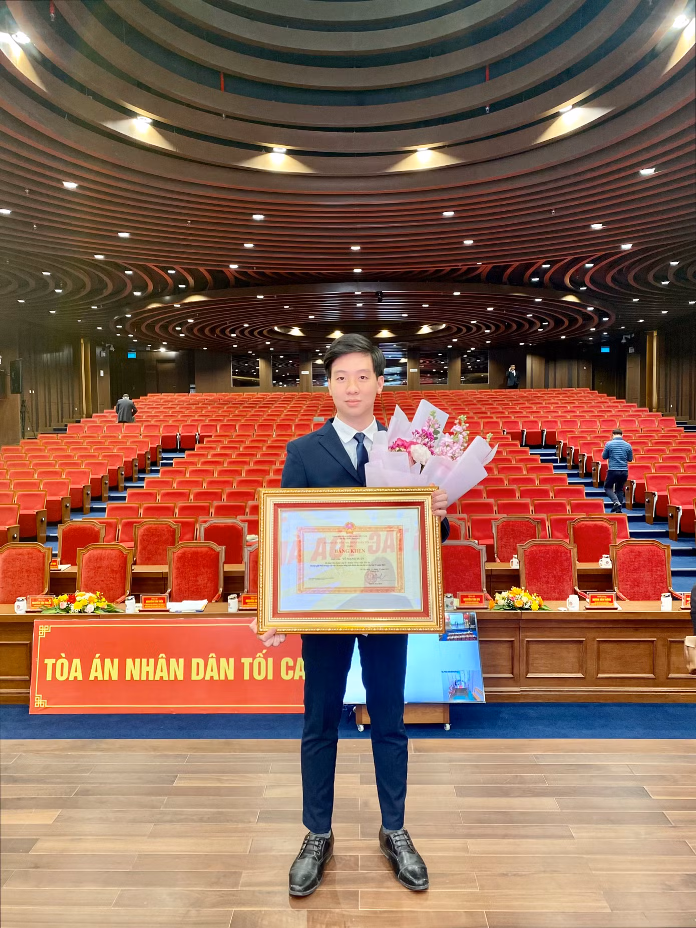 Mạnh Tuấn vinh dự được nhận Bằng khen của Chánh án Tòa án nhân dân tối cao tại Hội nghị triển khai công tác Tòa án năm 2023.