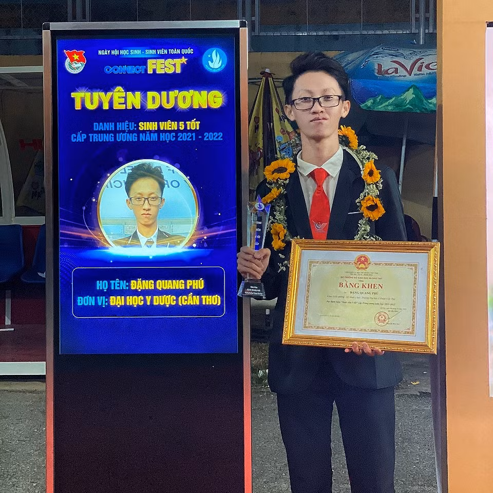 Đặng Quang Phú nhận danh hiệu Sinh viên 5 tốt cấp Trung ương năm học 2021-2022 tại Thủ đô Hà Nội.