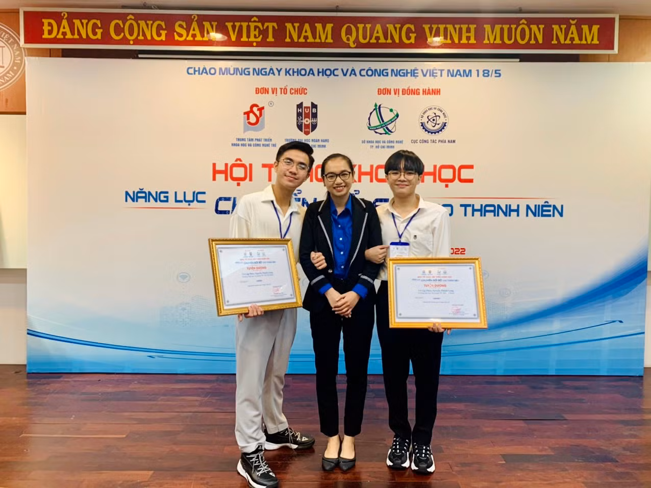 Phúc (ngoài cùng bên trái) tham dự Hội thảo Năng lực chuyển đổi số cho thanh niên.