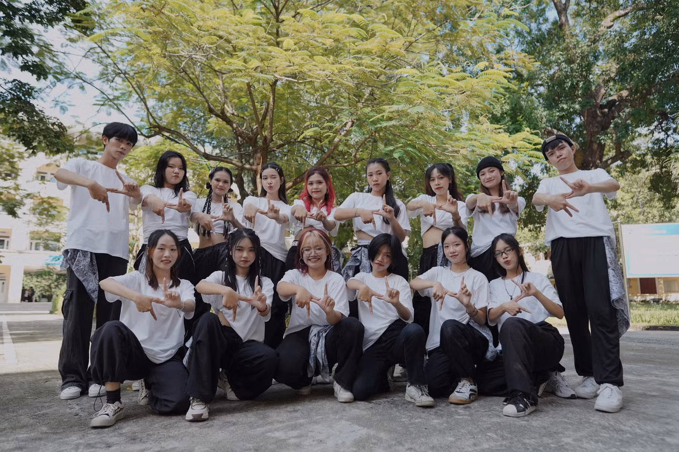 Nét đẹp sinh viên thể hiện năng động qua các hoạt động văn hóa và văn nghệ.