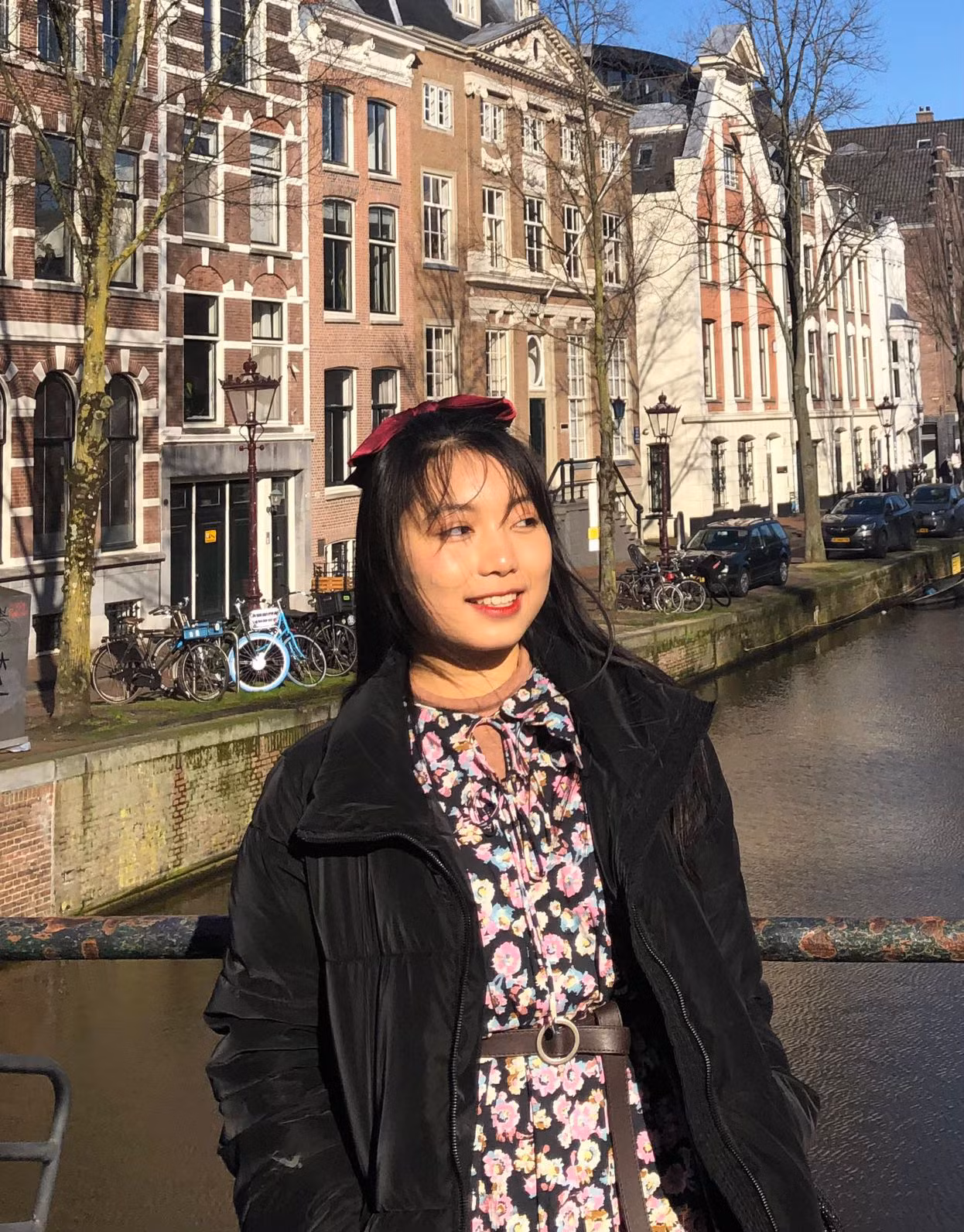 Khánh Linh sẽ đón Tết này tại thư viện trường Groningen, Hà Lan. Khánh Linh sẽ đón Tết này tại thư viện trường Groningen, Hà Lan.