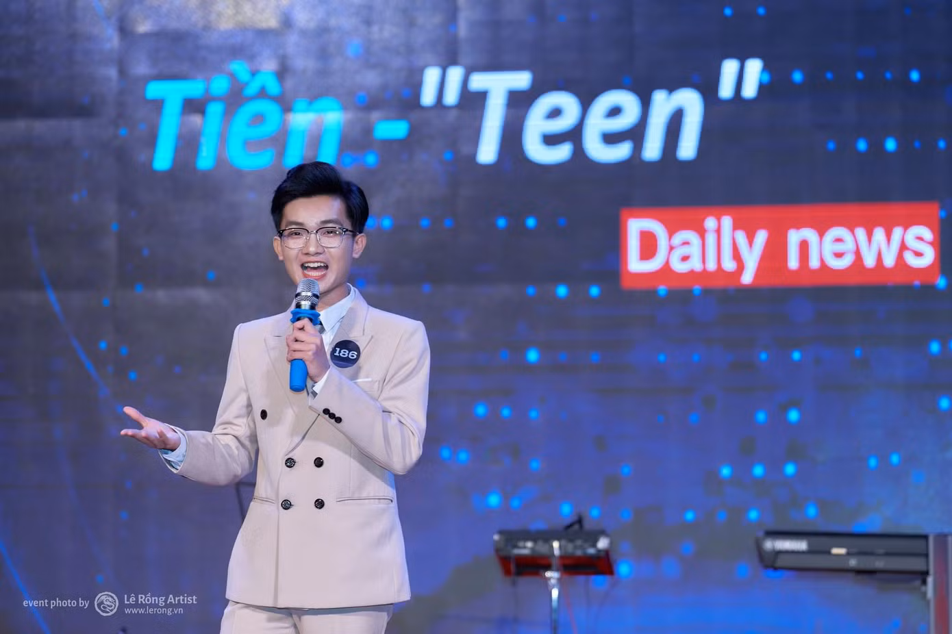Tại MC Fire 2023, Hoàng Long gây ấn tượng với BGK bởi giọng nói tràn đầy năng lượng, phong thái chỉn chu và nụ cười "rõ là tươi tắn".