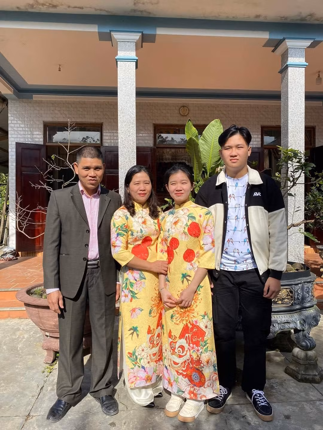 Minh Châu (thứ 3 từ trái sang) cùng gia đình.