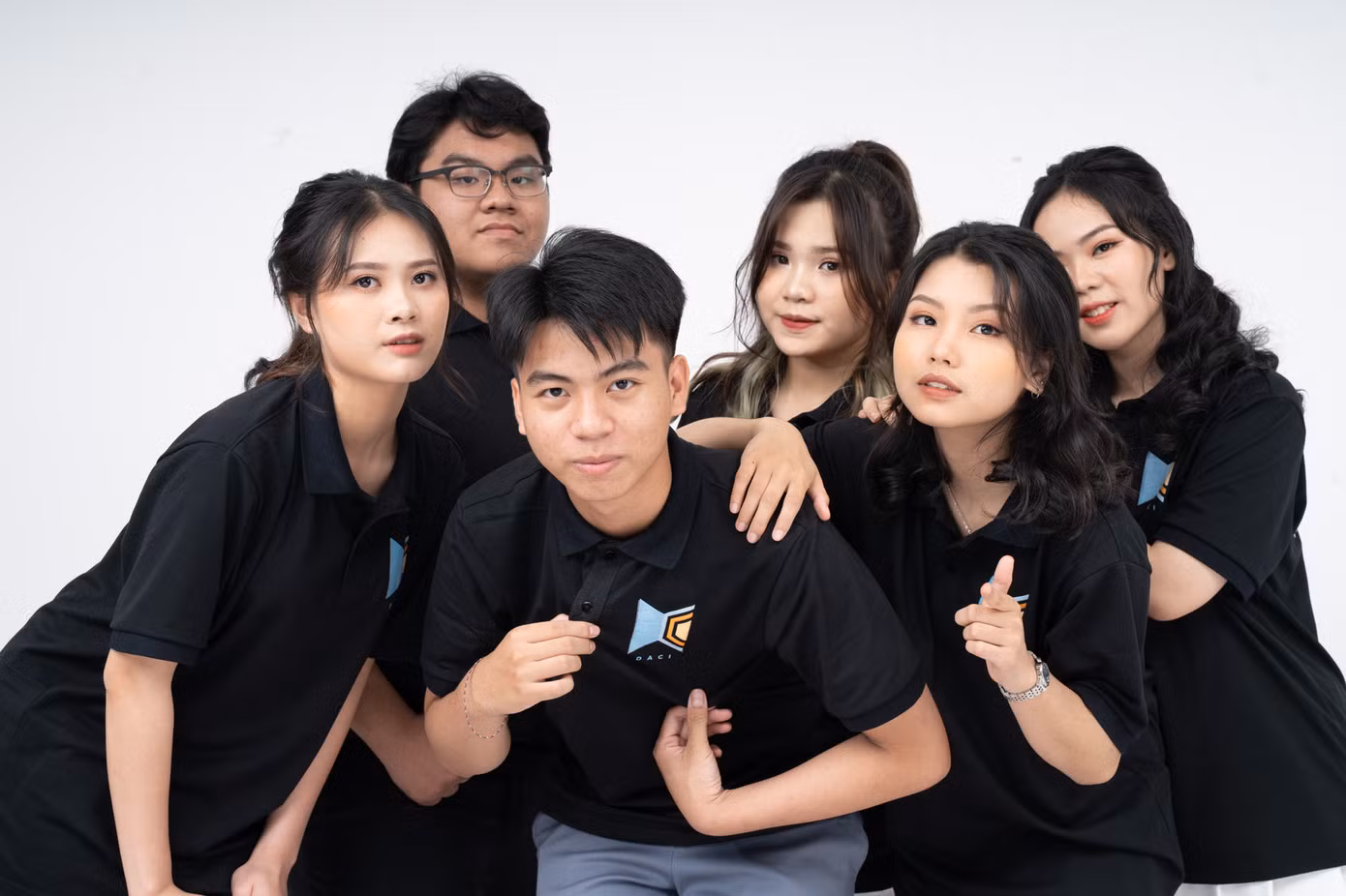 Những người đồng đội dưới mái nhà DACI đã và đang đồng hành cùng Đạt (thứ 3 từ bên trái qua) trên chặng đường chinh phục những thử thách mới.