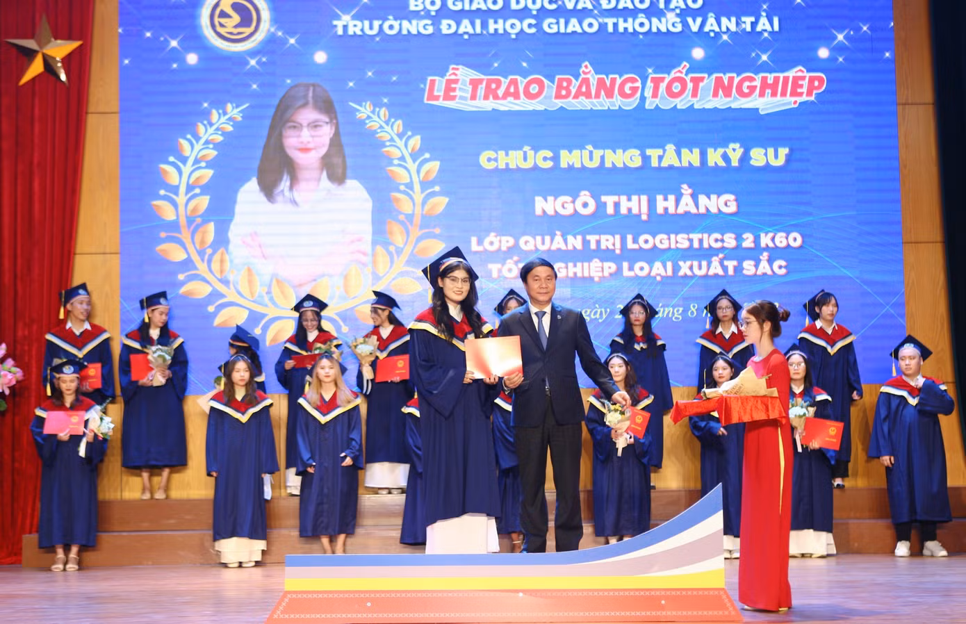 Hằng trở thành Thủ khoa tốt nghiệp Xuất sắc năm 2023.