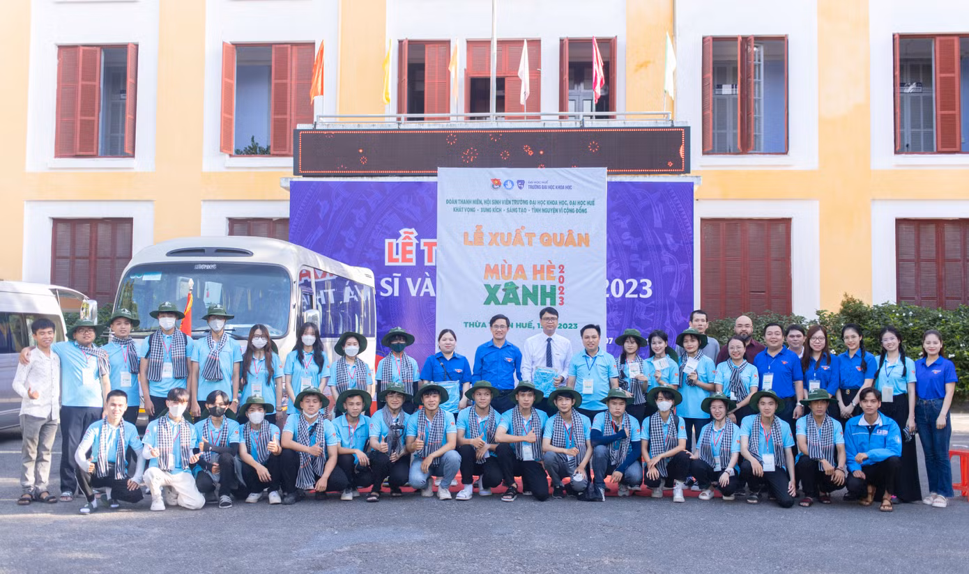 Không ngừng học tập, tham gia các phong trào Đoàn - Hội để phát huy giá trị tri thức và sức cống hiến của người sinh viên.