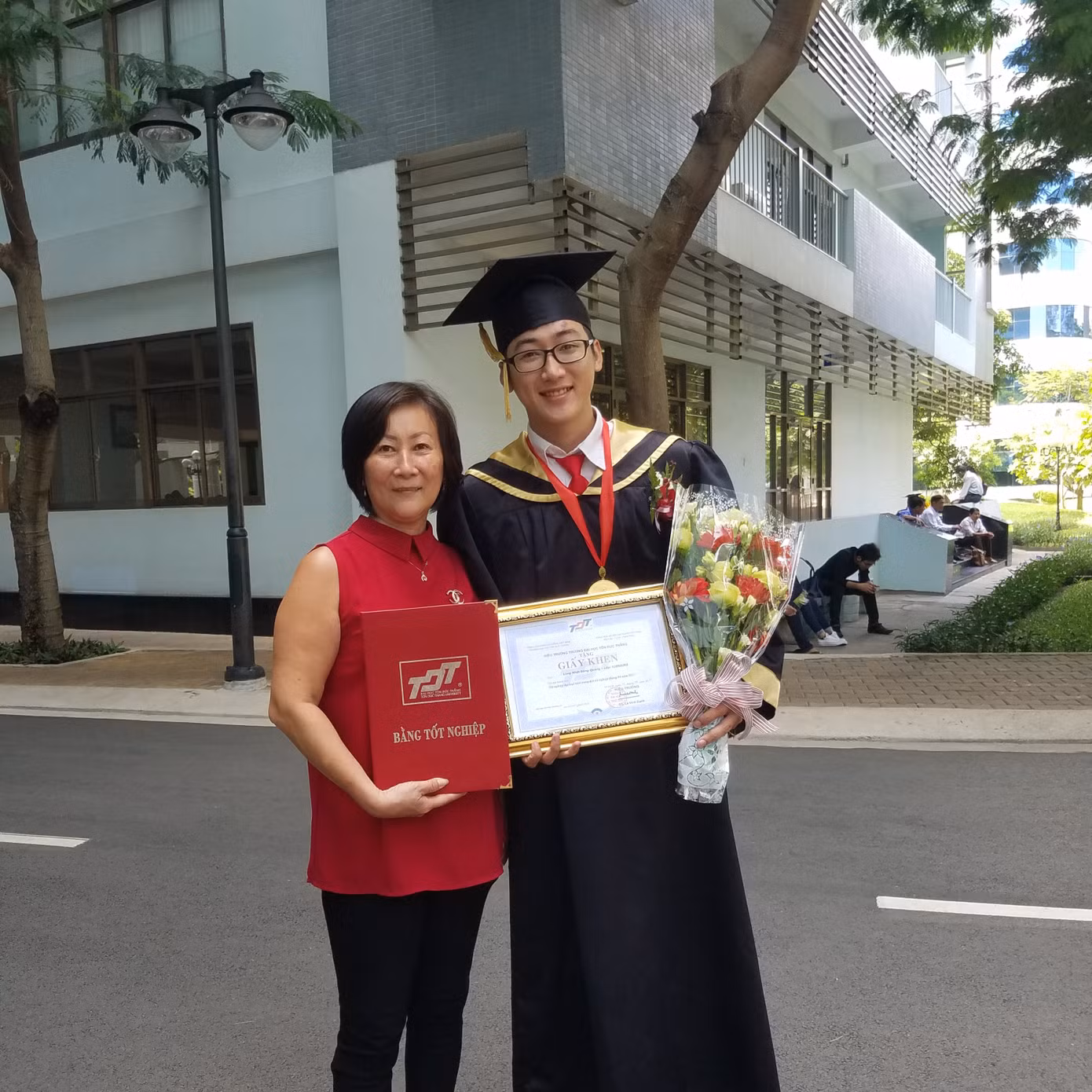 Sau khi tốt nghiệp vị trí Á khoa đại học, Quang xuất sắc giành được học bổng Thạc sĩ du học tại Hàn Quốc.