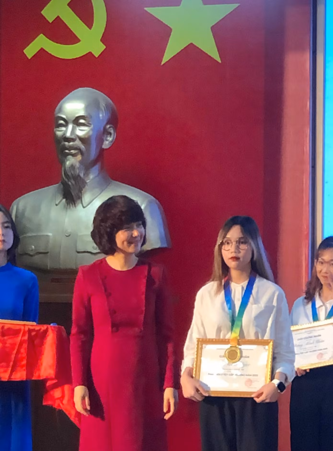 Một trong top 9 sinh viên Trường Đại học Ngoại thương được vinh danh sinh viên 5 tốt năm học 2022 khi Lê Hạnh đang là sinh viên năm nhất.