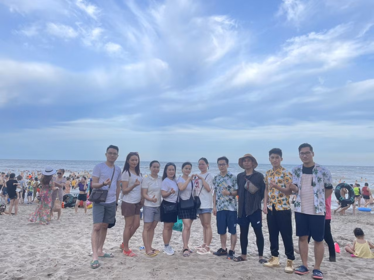 Lưu học sinh tham quan, tìm hiểu văn hóa biển Sầm Sơn năm 2022.