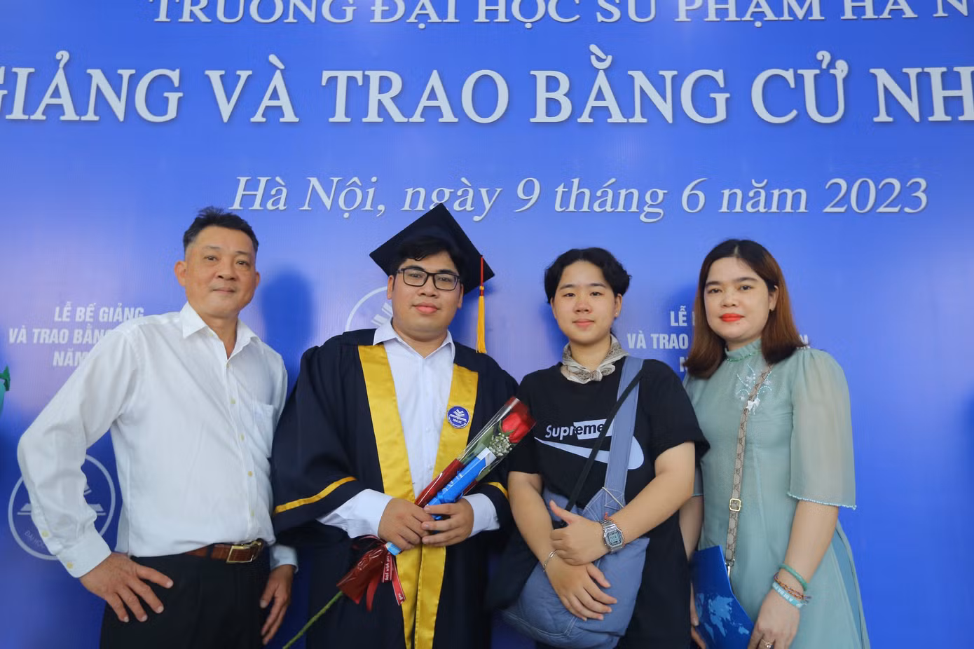 Thạch và gia đình tại lễ bế giảng trường ĐH Sư phạm Hà Nội.