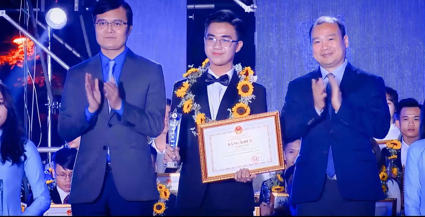 Phúc vinh dự nhận Giải thưởng Sinh viên 5 tốt cấp Trung ương năm 2022.
