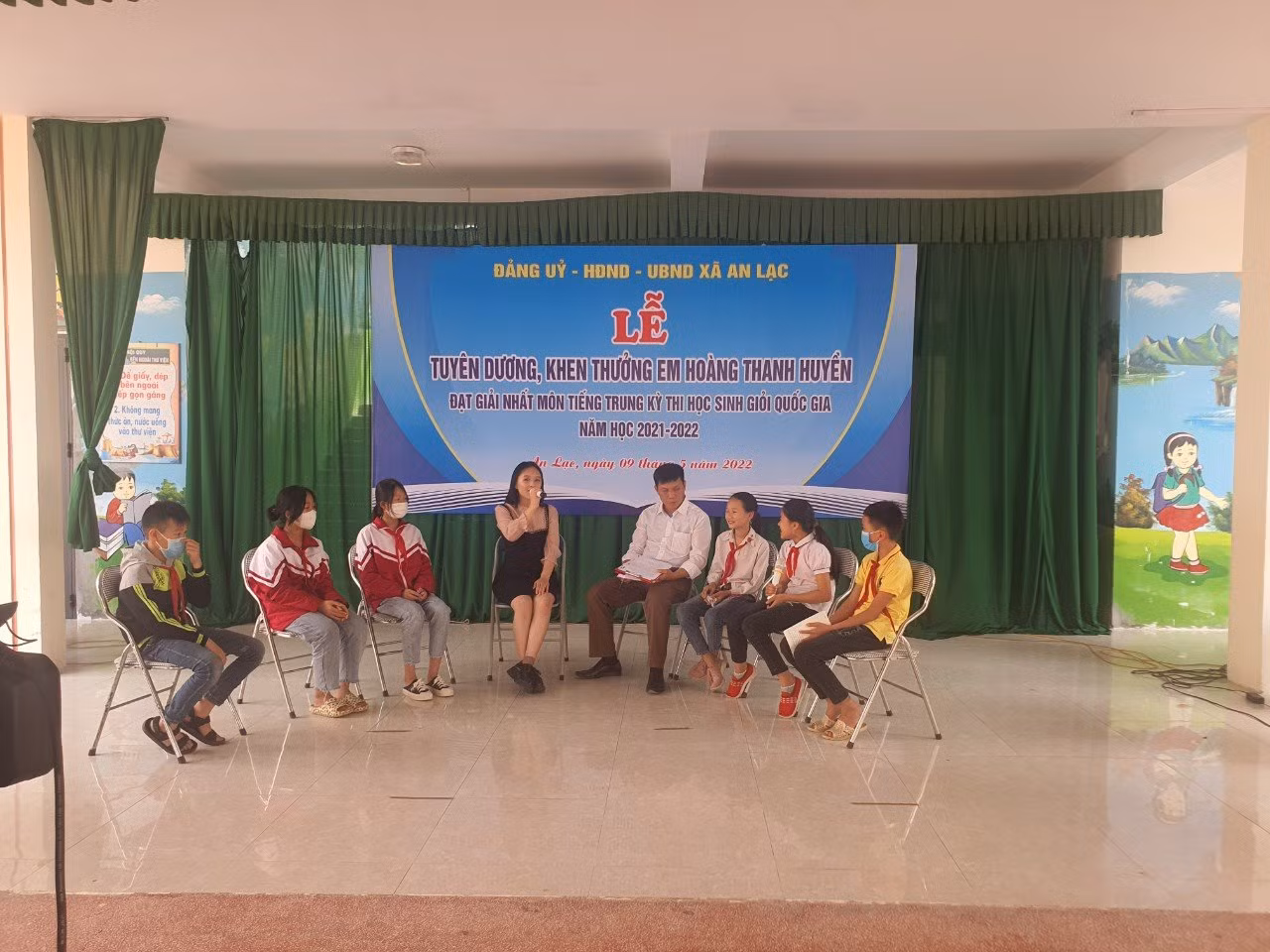 Truyền cảm hứng cho các em học sinh địa phương.